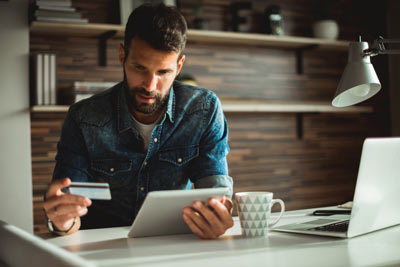 Man entering credit card details to get free e cigarette