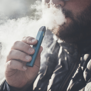 man using a refillable vape pod device