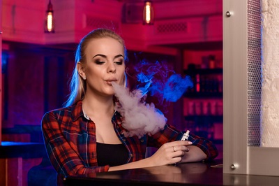 Pretty Woman Vaping